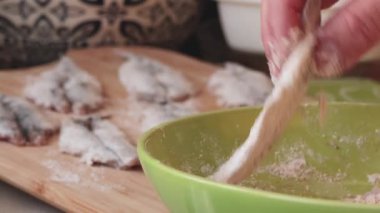 Kadın kızartma için küçük deniz balığı hazırlıyor. Ançüez ve ekmek. Sağlıklı protein yiyeceği ve besin. İtalyan geleneksel mutfağı. - Evet. Yüksek kalite 4k görüntü