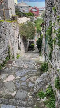 Liguria, Porto Venere körfezindeki ortaçağ ev duvarları arasında taş adımlar. İtalya 'da turizm. Geleneksel binalar. Tasarım için arka plan. - Evet. Yüksek kalite 4k görüntü