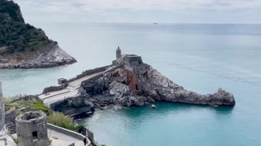 Porto Venere, Liguria 'daki kayalıklarda taş basamaklar ve ortaçağ kale duvarları. Doğa, İtalya 'da turizm. Geleneksel binalar. Tasarım için arka plan. - Evet. Yüksek kalite 4k görüntü