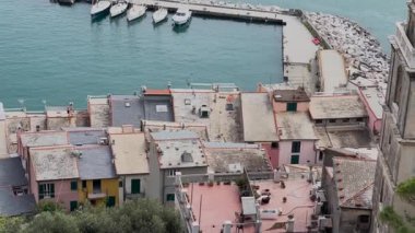 Geleneksel binalar. Liguria 'nın Porto Venere kasabasında tekneler. İtalya 'da deniz ve turizm. Dağlarda doğa. - Evet. Yüksek kalite 4k görüntü