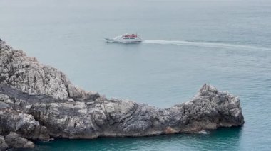 Porto Venere, Liguria 'da yolcu taşıyan bir turist gemisi. İtalya 'da deniz taşımacılığı yapan turistler. Tasarım için arka plan. - Evet. Yüksek kalite 4k görüntü
