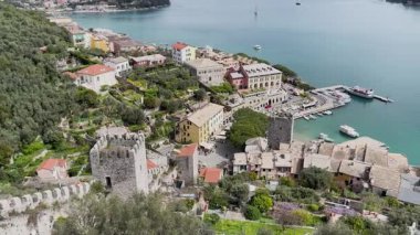 Geleneksel binalar. Liguria 'nın Porto Venere kasabasında tekneler. İtalya 'da deniz ve turizm. Dağlarda doğa. - Evet. Yüksek kalite 4k görüntü