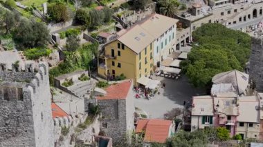 Geleneksel binalar. Liguria 'nın Porto Venere kasabasında tekneler. İtalya 'da deniz ve turizm. Dağlarda doğa. - Evet. Yüksek kalite 4k görüntü