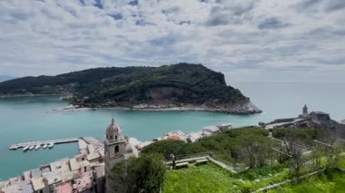 Geleneksel binalar. Liguria 'nın Porto Venere kasabasında tekneler. İtalya 'da deniz ve turizm. Dağlarda doğa. - Evet. Yüksek kalite 4k görüntü