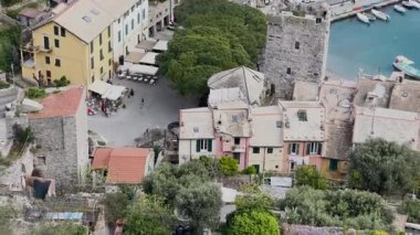 Geleneksel binalar. Liguria 'nın Porto Venere kasabasında tekneler. İtalya 'da deniz ve turizm. Dağlarda doğa. - Evet. Yüksek kalite 4k görüntü