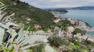 Geleneksel binalar. Liguria 'nın Porto Venere kasabasında tekneler. İtalya 'da deniz ve turizm. Dağlarda doğa. - Evet. Yüksek kalite 4k görüntü
