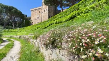 Liguria ve eski geleneksel bina, kale. Güneşli bir günde tepedeki Villa Gualino. Deniz kıyısındaki Sestri Levante kasabası. Turizm ve eğlence sektörü. Yüksek kalite 4k görüntü