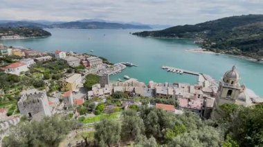 Geleneksel binalar. Liguria 'nın Porto Venere kasabasında tekneler. İtalya 'da deniz ve turizm. Dağlarda doğa. - Evet. Yüksek kalite 4k görüntü