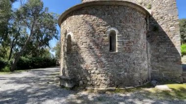 Sestri Levante, Cenova, Liguria - 26.04.2025. Güneşli bir günde Aziz Niklas 'ın eski taş kilisesi. Geleneksel eski bina. Kasaba kasaba. - Evet. Yüksek kalite 4k görüntü