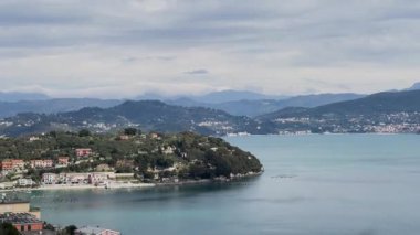 Geleneksel binalar. Liguria 'nın Porto Venere kasabasında tekneler. İtalya 'da deniz, ada ve turizm. Dağlarda doğa. - Evet. Yüksek kalite 4k görüntü