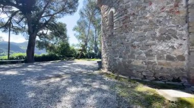 Sestri Levante, Cenova, Liguria - 26.04.2025. Güneşli bir günde Aziz Niklas 'ın eski taş kilisesi. Geleneksel eski bina. Kasaba kasaba. - Evet. Yüksek kalite 4k görüntü