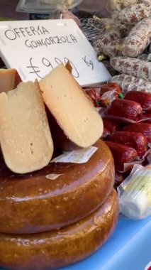 Sestri Levante, İtalya - 26 Nisan 2025. Peynir, mandıra ürünleri, pazarda sosis. Geleneksel organik gıda. İşletme ve girişimcilik. Yüksek kalite 4k görüntü