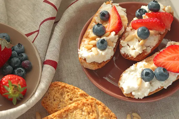 Rostini, ricotta, böğürtlen, çam fıstığı. Kahvaltıda peynirli kızarmış ekmek dilimleri. Sağlıklı bir yemek ve atıştırmalık. Yüksek kalite fotoğraf
