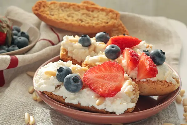 Rostini, ricotta, böğürtlen, çam fıstığı. Kahvaltıda peynirli kızarmış ekmek dilimleri. Sağlıklı bir yemek ve atıştırmalık. Yüksek kalite fotoğraf