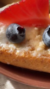 Rostini, ricotta, böğürtlen, çam fıstığı. Kahvaltıda peynirli kızarmış ekmek dilimleri. Sağlıklı yemek ve atıştırmalık. Yüksek kalite 4k görüntü