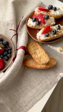 Rostini, ricotta, böğürtlen, çam fıstığı. Kahvaltıda peynirli kızarmış ekmek dilimleri. Sağlıklı yemek ve atıştırmalık. Yüksek kalite 4k görüntü