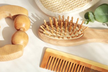 Tahta banyo takımı. Masaj rulosu, tarak. Vücut bakımı. Doğal malzeme ve ekoloji. Doğanın korunması. Yüksek kalite fotoğraf