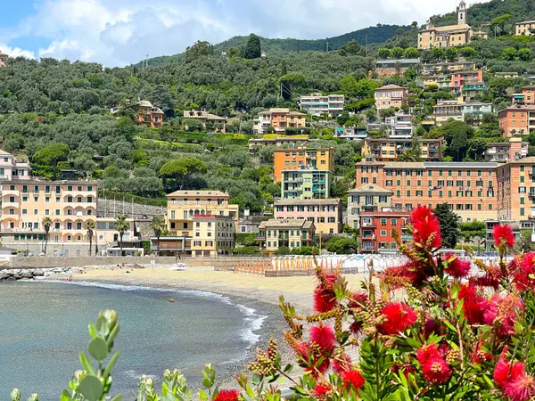 Liguria ve eski geleneksel bina, kilise. Deniz kenti. Dağlı panoramik manzara. Turizm ve tatil. Yüksek kalite fotoğraf
