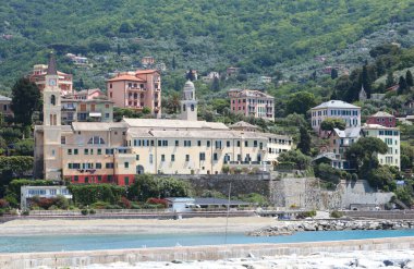 Liguria ve eski geleneksel bina, kilise. Deniz kenti. Dağlı panoramik manzara. Turizm ve tatil. Yüksek kalite fotoğraf