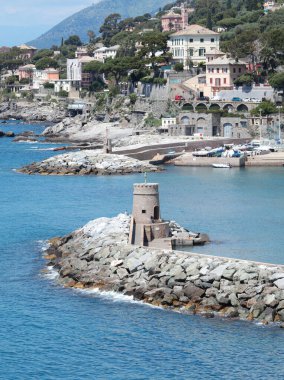 Liguria 'nın Recco kasabasındaki taş gibi eski deniz feneri. Doğa, turizm ve eğlence, İtalya. Yüksek kalite fotoğraf