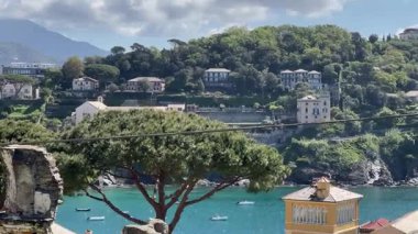 Güneşli bir günde Aziz Catherine kilisesinin kalıntıları. Liguria ve geleneksel eski bina. Sestri Levante, deniz kasabası. - Evet. Yüksek kalite 4k görüntü