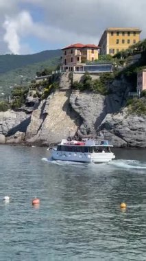 Camogli, Liguria körfezinde yolcuları olan bir turist teknesi. İtalya 'da deniz taşımacılığı yapan turistler. Tasarım için arka plan. - Evet. Yüksek kalite 4k görüntü