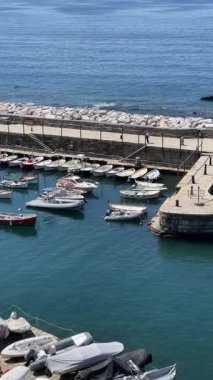 Liguria, Camogli 'de taş gibi eski deniz feneri ve dalgakıran. - Evet. Yüksek kalite 4k görüntü