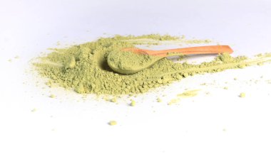 Japon pudralı kibrit yeşil çay, tahta kaşıkta. Antioksidan, sağlıklı, organik ürün. İçecekler ve beslenme. Beyaz arkaplandaki izole görüntü. Yüksek kalite fotoğraf