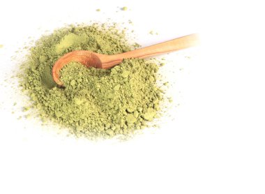 Japon pudralı kibrit yeşil çay, tahta kaşıkta. Antioksidan, sağlıklı, organik ürün. İçecekler ve beslenme. Beyaz arkaplandaki izole görüntü. Yüksek kalite fotoğraf
