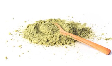 Japon pudralı kibrit yeşil çay, tahta kaşıkta. Antioksidan, sağlıklı, organik ürün. İçecekler ve beslenme. Beyaz arkaplandaki izole görüntü. Yüksek kalite fotoğraf