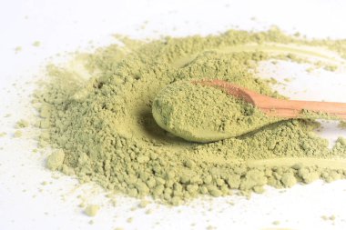 Japon pudralı kibrit yeşil çay, tahta kaşıkta. Antioksidan, sağlıklı, organik ürün. İçecekler ve beslenme. Beyaz arkaplandaki izole görüntü. Yüksek kalite fotoğraf