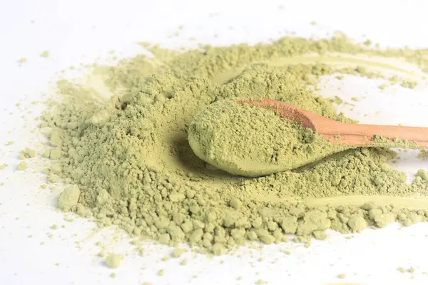 Japon pudralı kibrit yeşil çay, tahta kaşıkta. Antioksidan, sağlıklı, organik ürün. İçecekler ve beslenme. Beyaz arkaplandaki izole görüntü. Yüksek kalite fotoğraf