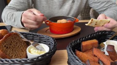 Adam dökme tencerede balık çorbası içiyor. Yemek ve ekmek. Mutfakta tasarım. - Evet. Yüksek kalite 4k görüntü