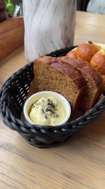 Hasır sepette tereyağlı buğday ve çavdar ekmeği. Geleneksel Avrupa yemek ve tasarımı. - Evet. Yüksek kalite 4k görüntü