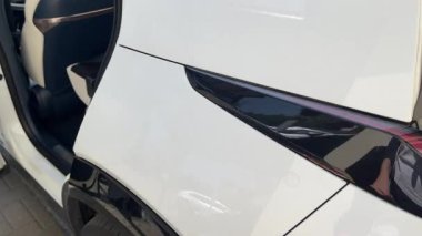 Minsk, Belarus, 15 Haziran 2025. Elektrik santraline bağlanmak için kadın elektrikli araba paneli açık. Yenilikçi tasarım. Alternatif enerji kaynakları. Yüksek kalite 4k görüntü