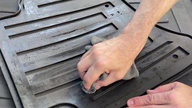 Adam paspasları paçavrayla temizliyor. Temizlik ve saflık. Yüksek kalite 4k görüntü