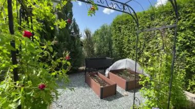 Modern kare sera, baharda güneşli bir baharda arka bahçede yatağı kaldırmak. Sebze ve bitki tohumları. Evin arka bahçesi için tasarım. Yüksek kalite 4k görüntü