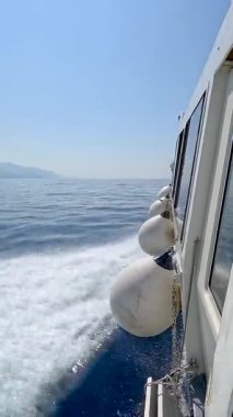 Çamurluk taşıyan bir tekne, Akdeniz 'de koruyucu toplar. Güncel ve hızlı. İtalya 'nın doğası, Avrupa. Yüksek kalite 4k görüntü