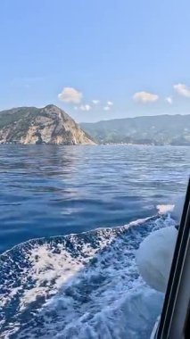 Akdeniz 'de deniz manzaralı çamurluk yelkenli bir tekne. Güncel ve hızlı. İtalya 'nın doğası, Avrupa. Yüksek kalite 4k görüntü