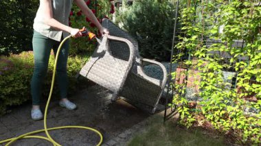 İsimsiz temizlik, hortum suyu hasır mobilya yıkama yazı. Arka bahçedeki yapılar. Temizlik ve düzen. Yüksek kalite 4k görüntü