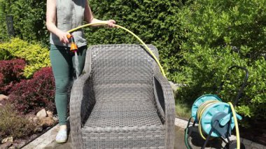 İsimsiz temizlik, hortum suyu hasır mobilya yıkama yazı. Arka bahçedeki yapılar. Temizlik ve düzen. Yüksek kalite 4k görüntü