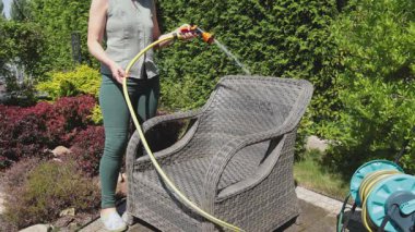 İsimsiz temizlik, hortum suyu hasır mobilya yıkama yazı. Arka bahçedeki yapılar. Temizlik ve düzen. Yüksek kalite 4k görüntü