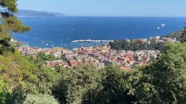 Camogli, İtalya - 11 Temmuz 2025. Yatlar, Liguria körfezindeki tekneler. İtalya 'da deniz ve turizm. Geleneksel binalar. Tasarım için arka plan. Yüksek kaliteli FullHD görüntüler