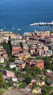 Camogli, İtalya - 11 Temmuz 2025. Yatlar, Liguria körfezindeki tekneler. İtalya 'da deniz ve turizm. Geleneksel binalar. Tasarım için arka plan. Yüksek kaliteli FullHD görüntüler