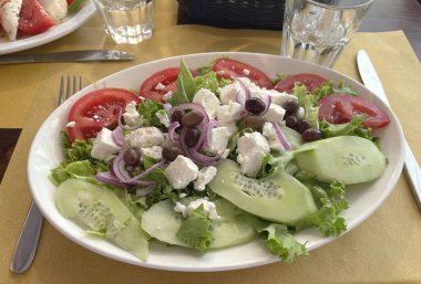 Yunan domates salatası, bryndza peyniri, salatalık. Yiyecek ve sağlık. Akdeniz diyeti. Yüksek kalite fotoğraf
