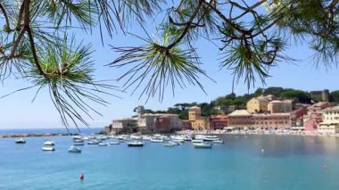 Denizde kayadan manzara, Sessizlik Körfezi, Sestri-Levante, İtalya 'nın balıkçı körfezi. Turizm ve eğlence sektörü. Ekolojik olarak temiz doğa. Geleneksel eski binalar. Tarihi bir merkez. Yüksek kalite