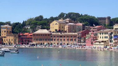 Denizde kayadan manzara, Sessizlik Körfezi, Sestri-Levante, İtalya 'nın balıkçı körfezi. Turizm ve eğlence sektörü. Ekolojik olarak temiz doğa. Geleneksel eski binalar. Tarihi bir merkez. Yüksek kalite