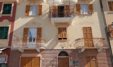 Denize yakın İtalyan kırsalında eski bir cadde. Geleneksel bina. Güneş günü. Giriş, pencereden eve. Doğa ve gökyüzü. Yüksek kalite fotoğraf