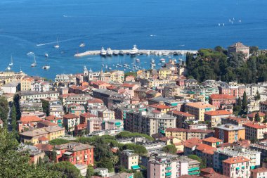 Camogli, İtalya - 11 Temmuz 2025. Yatlar, Liguria körfezindeki tekneler. İtalya 'da deniz ve turizm. Geleneksel binalar. Tasarım için arka plan. Yüksek kalite fotoğraf