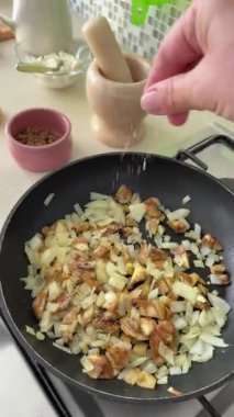 Kızartma tavasında isimsiz tuzlanmış sebzeler. Çevre dostu ürün. Beslenme ve sağlık. Akdeniz mutfağı. Yüksek kalite 4k görüntü